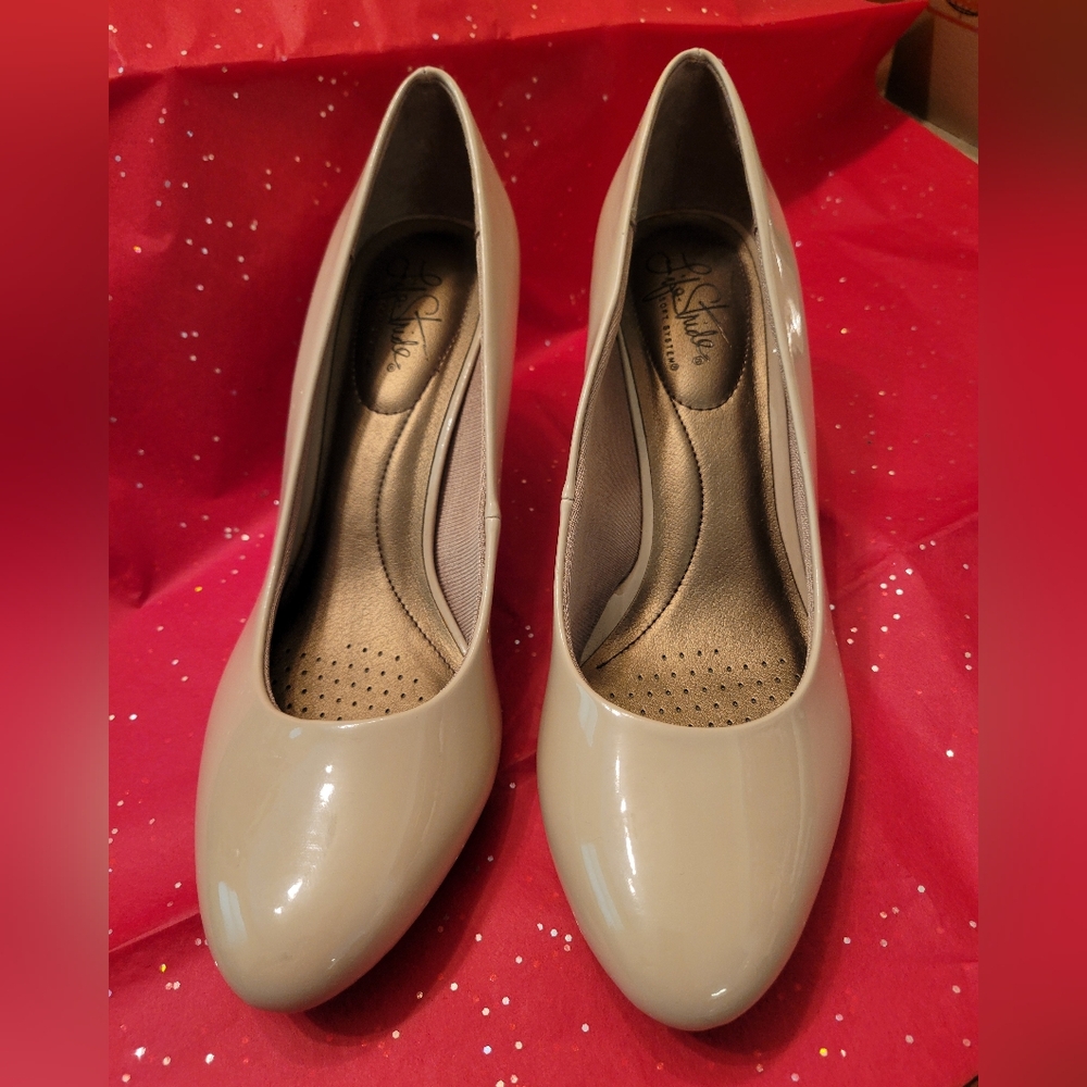 Life Stride soft system Sz 10M Parigi beige tan heels pumps